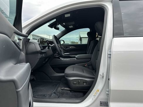 New 2025 Chevrolet Traverse LT w/ Enhanced Driving Package image 2