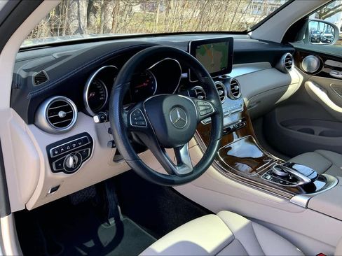 Used 2019 Mercedes-Benz GLC 300 4MATIC image 18