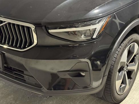 Used 2023 Volvo XC40 B5 Plus w/ Climate Package AWD/4WD image 4