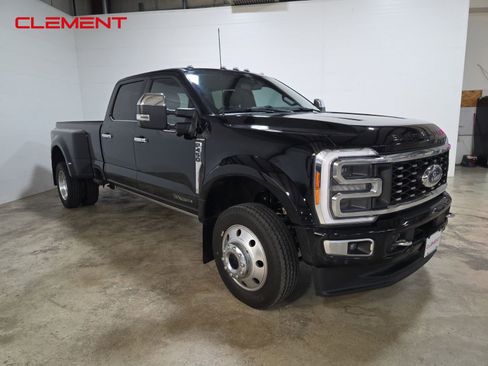 Certified 2023 Ford F450 Platinum w/ FX4 Off-Road Package image 3