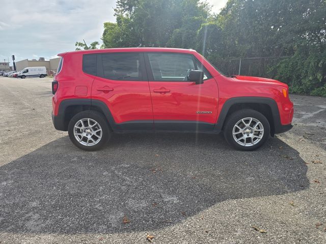 Used 2023 Jeep Renegade Latitude AWD/4WD image 3