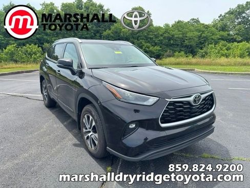 Used 2022 Toyota Highlander XLE AWD/4WD image 1