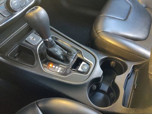 Used 2021 Jeep Cherokee Latitude Plus FWD image 26