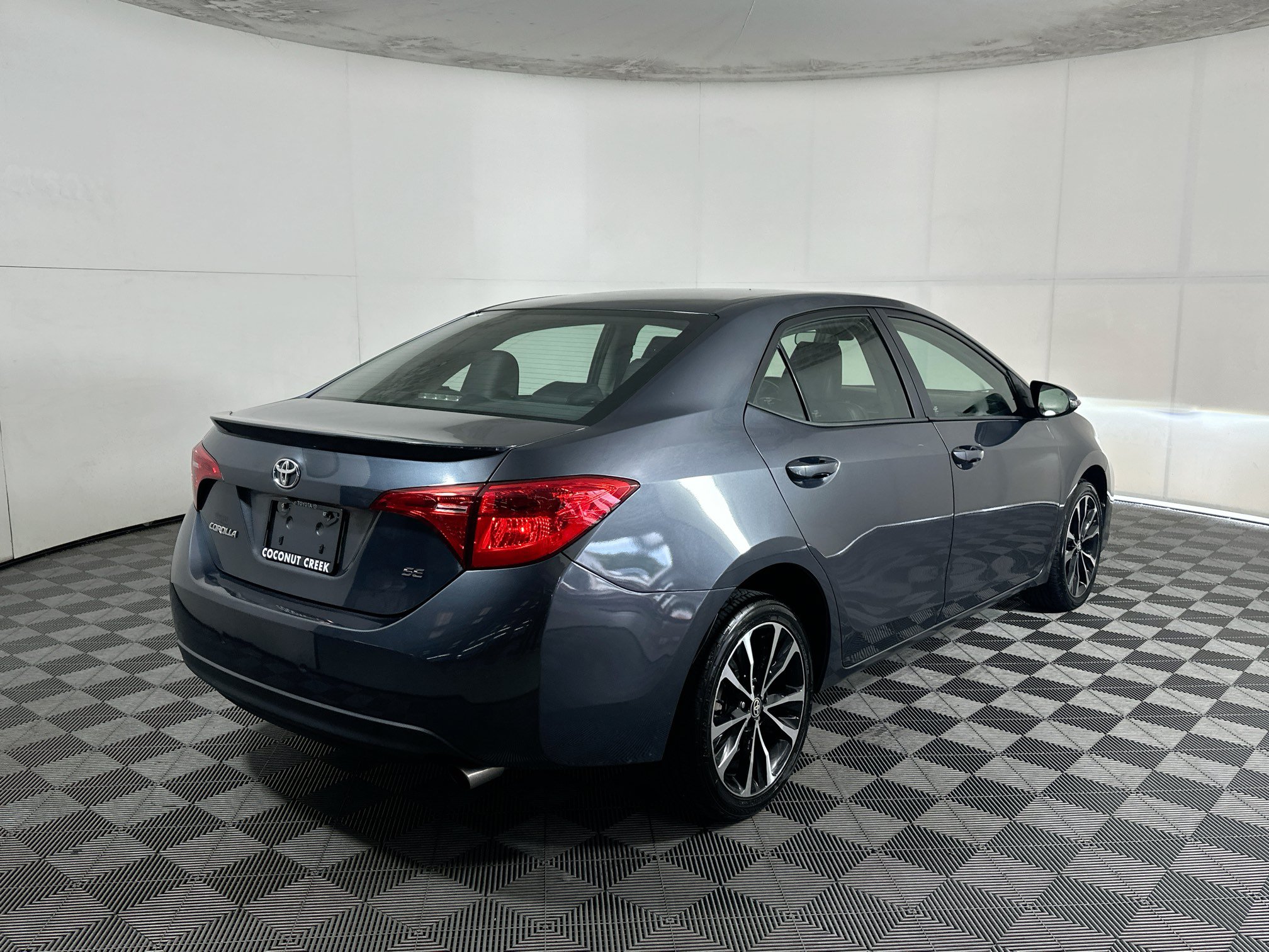 Used 2017 Toyota Corolla SE FWD image 3