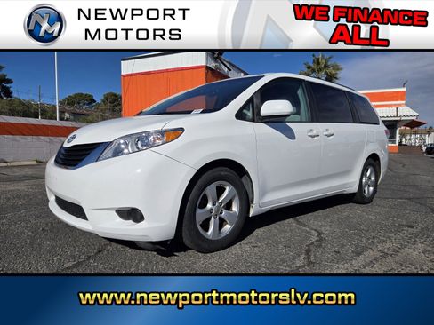 Used 2013 Toyota Sienna LE image 1