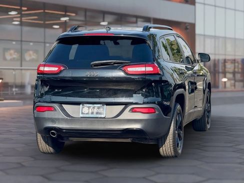 Used 2017 Jeep Cherokee Sport image 3