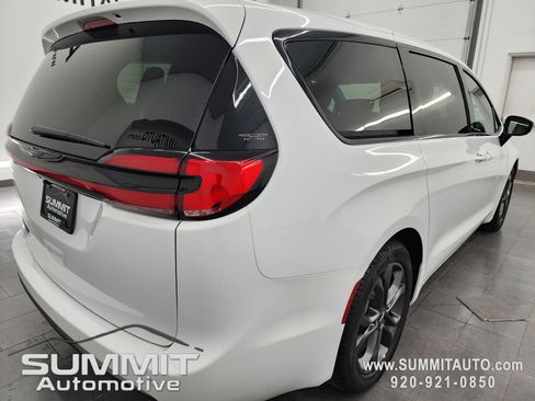 New 2026 Chrysler Pacifica Select image 5