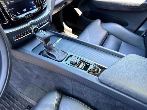 Used 2019 Volvo XC60 T5 Momentum w/ Multimedia Package AWD/4WD image 20