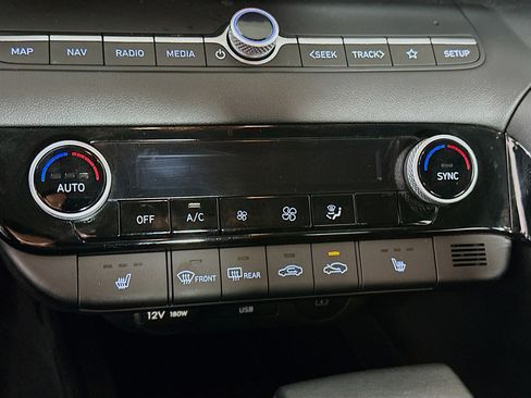 Used 2025 Hyundai Elantra SEL image 24