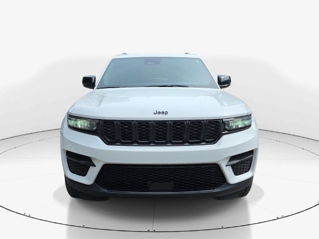 Used 2025 Jeep Grand Cherokee Altitude RWD image 11