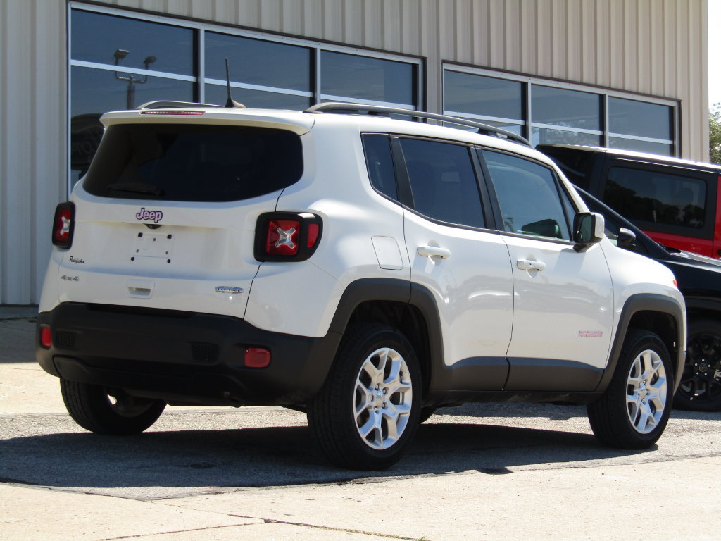 Used 2018 Jeep Renegade Latitude w/ Cold Weather Group AWD/4WD image 3