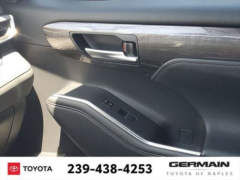 Certified 2024 Toyota Highlander Platinum FWD image 28