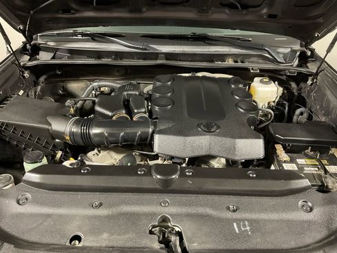 Used 2011 Toyota 4Runner SR5 w/ Convenience Pkg image 6