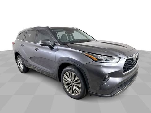 Used 2023 Toyota Highlander Platinum FWD image 2