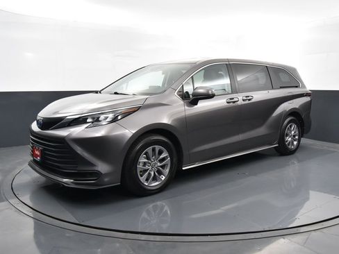 Used 2024 Toyota Sienna LE image 5