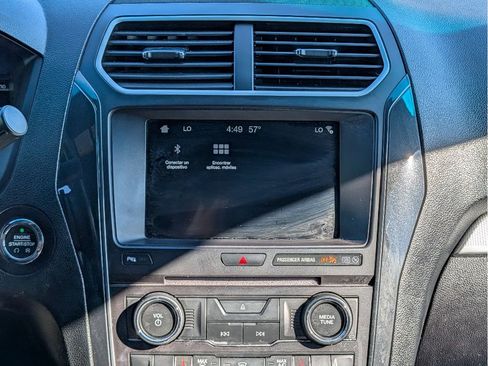 Used 2017 Ford Explorer XLT w/ Equipment Group 202A AWD/4WD image 21