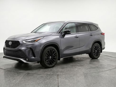 Used 2025 Toyota Highlander XSE image 3