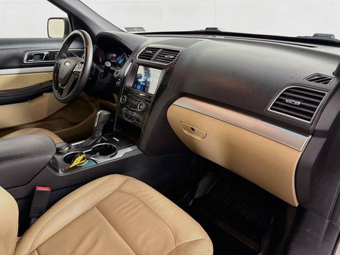 Used 2017 Ford Explorer XLT w/ Equipment Group 202A AWD/4WD image 32