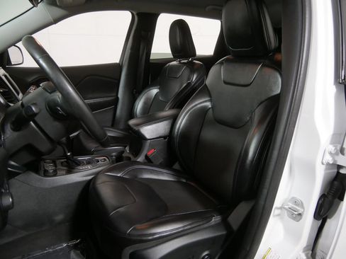 Used 2020 Jeep Cherokee Latitude Plus AWD/4WD image 12