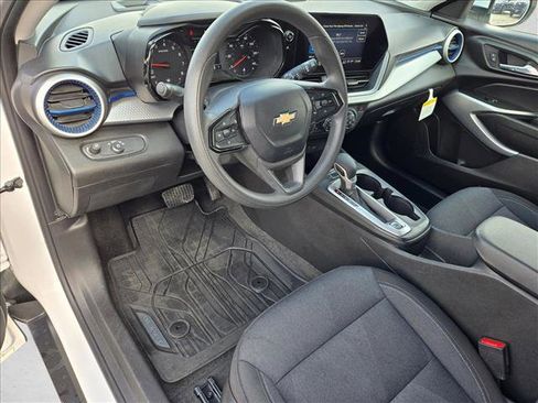 Used 2025 Chevrolet Trax LS w/ LS Convenience Package image 10