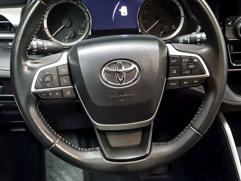 Used 2023 Toyota Highlander XLE AWD/4WD image 16