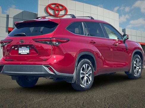 Used 2023 Toyota Highlander XLE FWD image 3