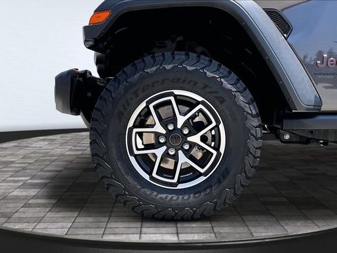 Certified 2025 Jeep Wrangler Unlimited Rubicon w/ Convenience Group AWD/4WD image 32