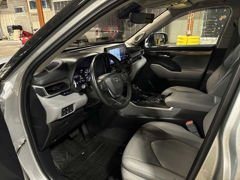 Used 2021 Toyota Highlander Limited AWD/4WD image 32