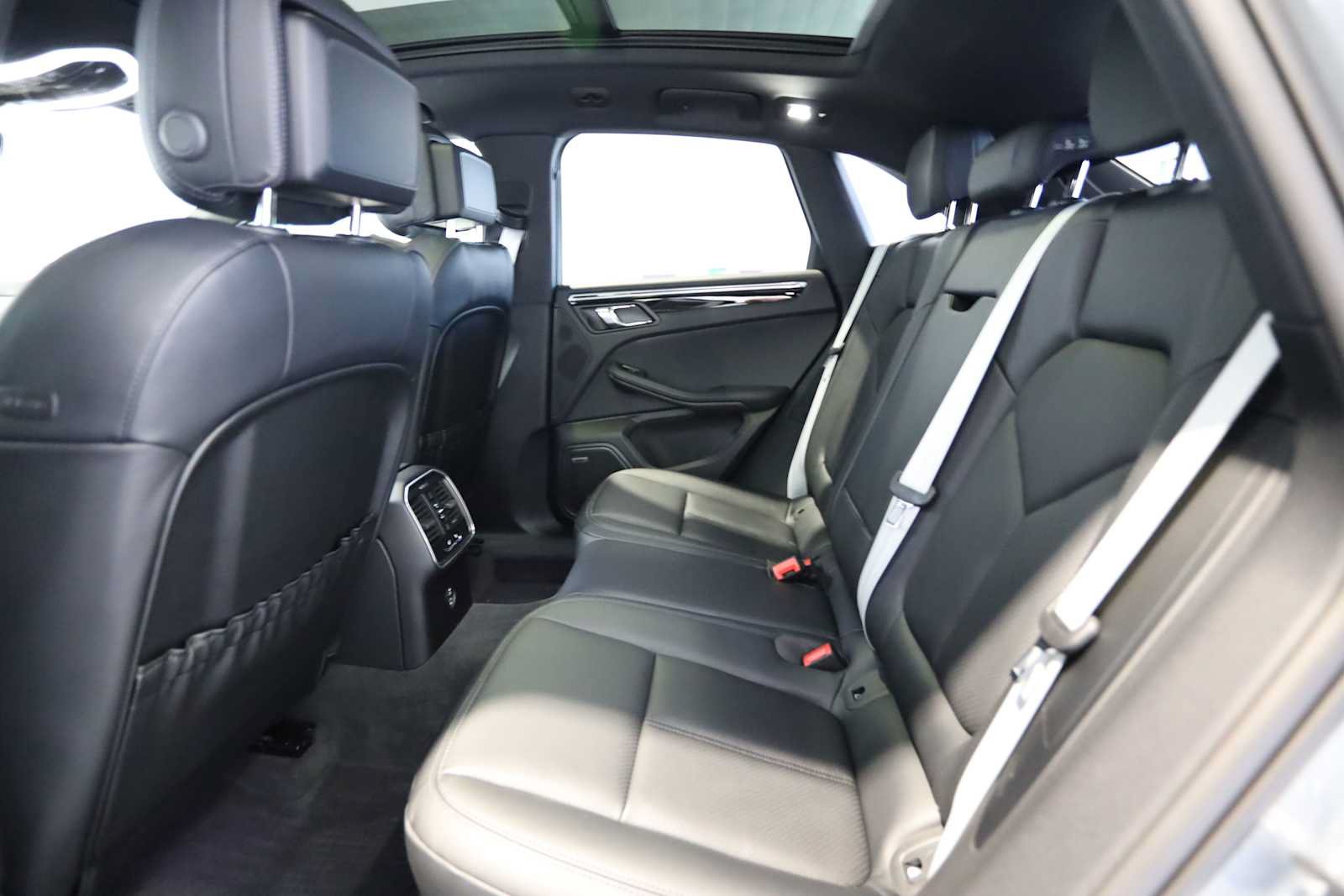 Used 2025 Porsche Macan AWD/4WD image 18