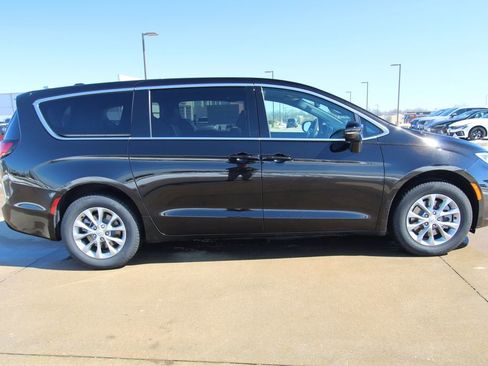 New 2026 Chrysler Pacifica Limited image 4