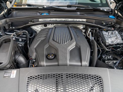 Certified 2025 Porsche Macan AWD/4WD image 25