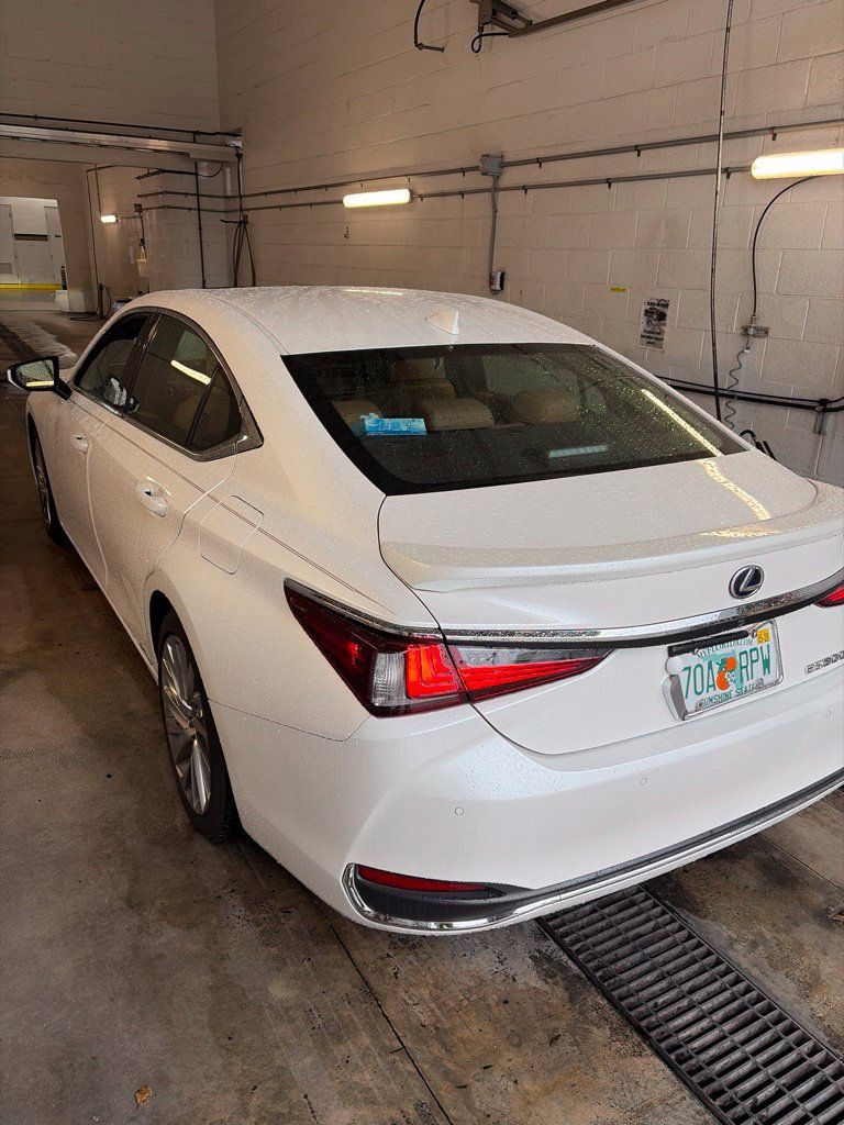 Used 2021 Lexus ES 300h w/ Accessory Package FWD image 6