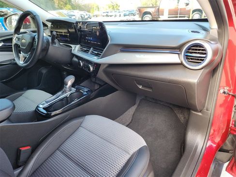 Used 2025 Chevrolet Trax LT w/ LT Convenience Package image 11