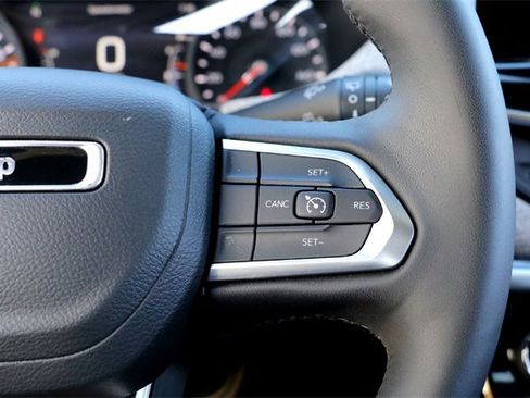 Used 2025 Jeep Compass Latitude image 17