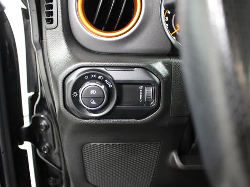 Used 2023 Jeep Gladiator Mojave w/ Cold Weather Group AWD/4WD image 9
