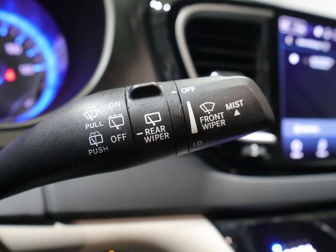 Used 2024 Chrysler Pacifica Touring-L FWD image 41