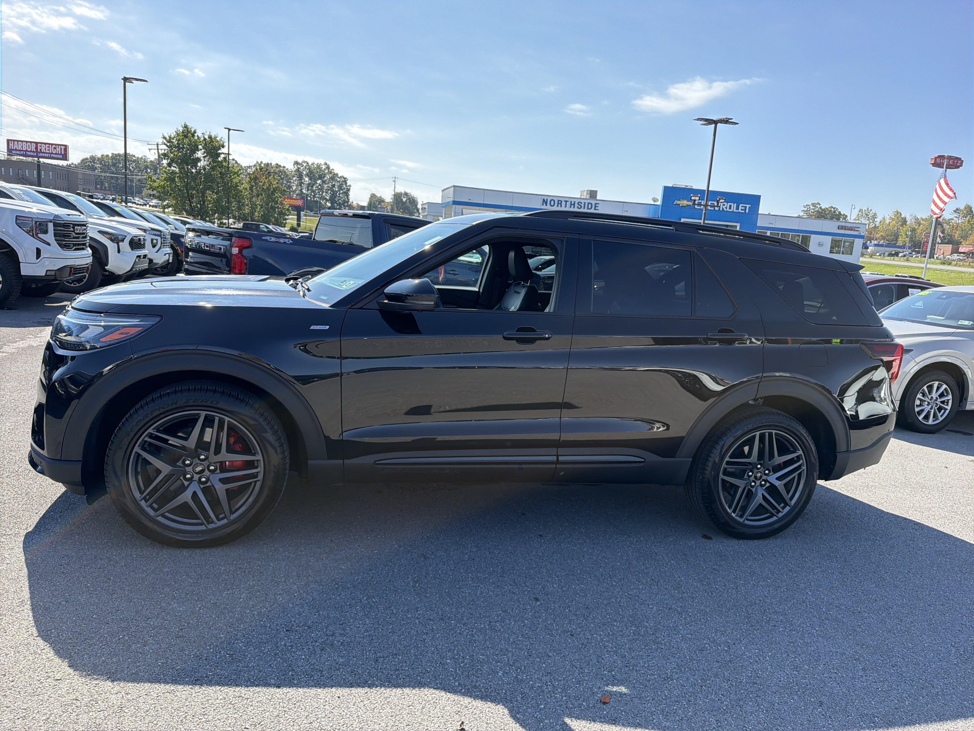 Used 2025 Ford Explorer ST-Line w/ ST-Line Street Pack AWD/4WD image 11