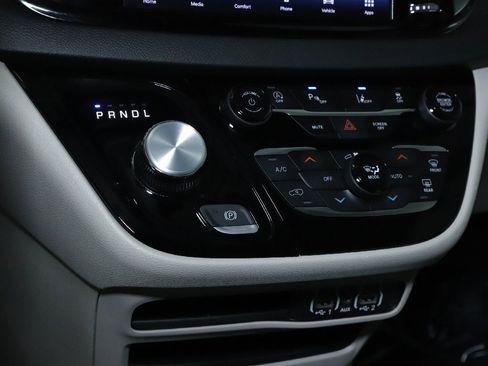 Used 2024 Chrysler Pacifica Touring-L image 26