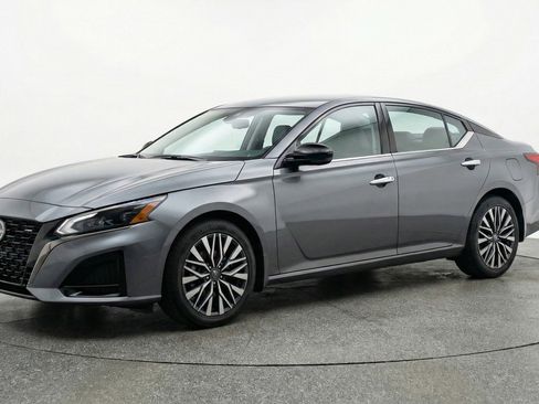 Used 2025 Nissan Altima 2.5 SV image 3