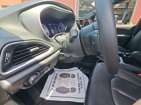 Used 2025 Chrysler Pacifica Select FWD image 11