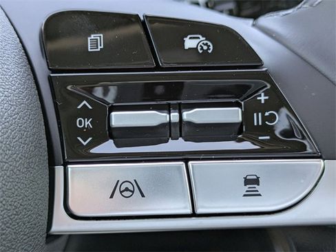 Certified 2025 Hyundai Elantra Limited image 31