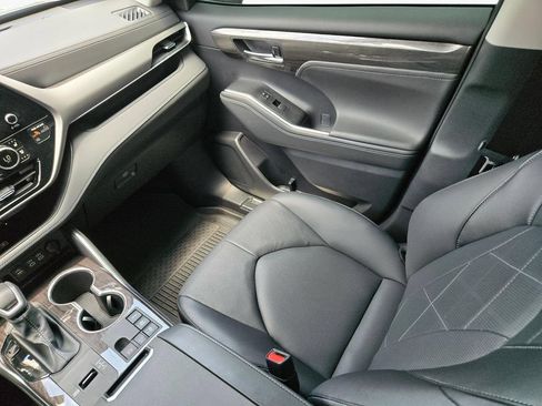 Used 2026 Toyota Highlander Platinum AWD/4WD image 21