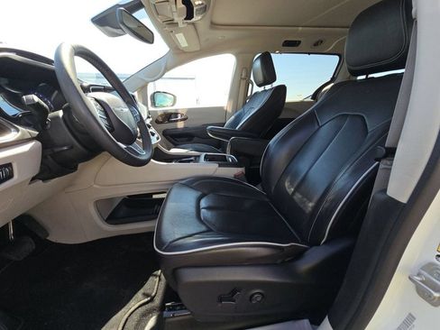 Used 2023 Chrysler Pacifica Limited FWD image 6