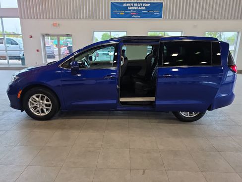 Used 2021 Chrysler Pacifica Touring-L w/ Uconnect Theater Family Group FWD image 11