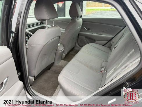Used 2021 Hyundai Elantra SEL image 11