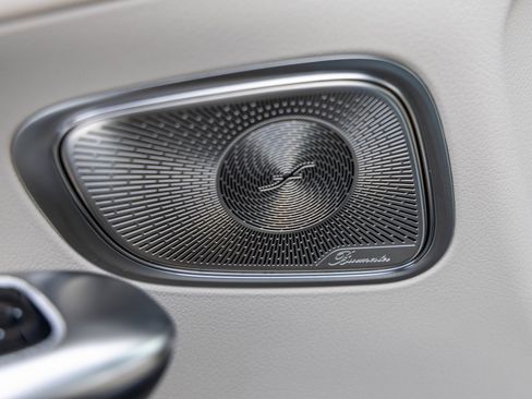 Used 2025 Mercedes-Benz GLC 350e 4MATIC image 25