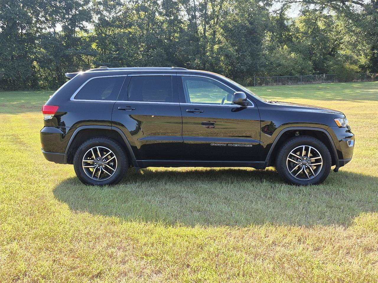 Used 2019 Jeep Grand Cherokee Laredo w/ Laredo X Package RWD image 12