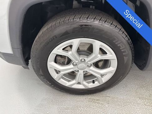 Used 2024 Jeep Compass Latitude AWD/4WD image 4