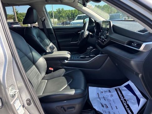 Used 2021 Toyota Highlander XLE AWD/4WD image 16