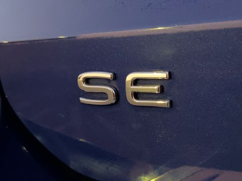 Used 2024 Volkswagen Taos SE w/ Panoramic Sunroof Package image 11